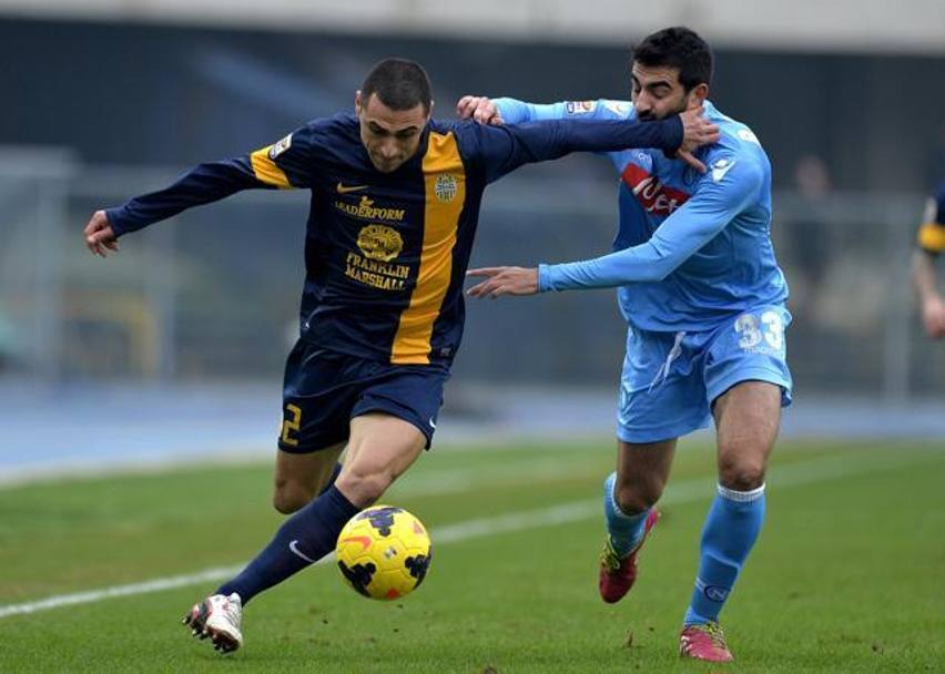 Partenza aggressiva per il Verona. Il centrocampista Romulo Sousa Orestes contrastato da Raul Albiol. Afp